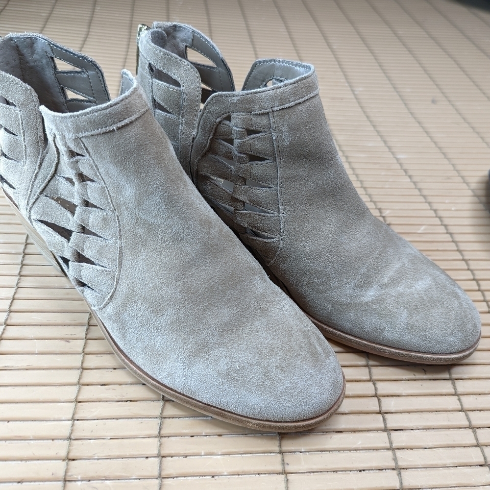 Vince Camuto women's sz 7.5M 2" heel back zip ankle boots. Putty/beige suede. Si